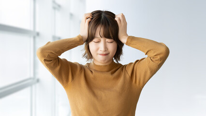 考えすぎて少し困っている女性, Woman feeling momentarily confused