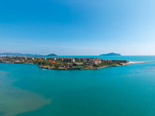 Fototapeta premium Panoramic aerial view of the high-end hotel at Shenzhou Peninsula in Wanning, Hainan