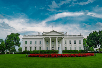Obraz premium White House in Washington DC. American presidency residence. Federal government. Historic home of American presidents. USA symbol. The White House is national symbol. Political government building.