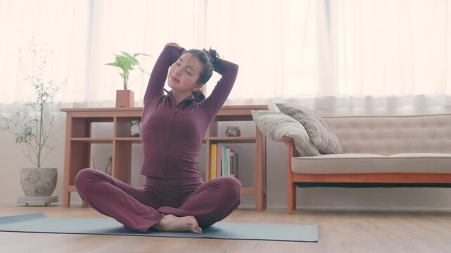 ストレッチをする女性