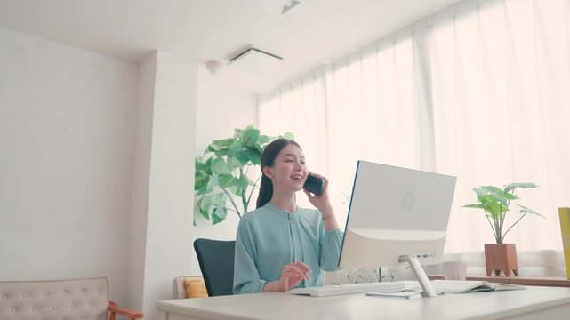 オフィスで仕事をする女性