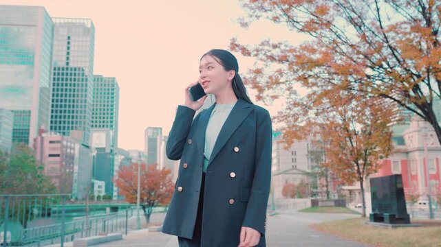 電話をしながら歩く女性