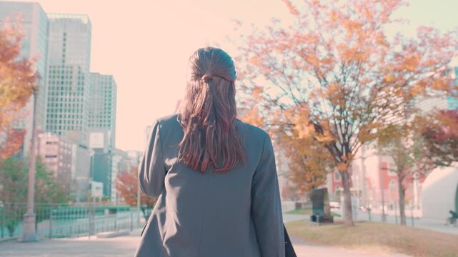 歩く女性の後ろ姿