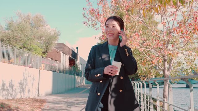 電話をする女性