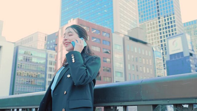 電話をする女性