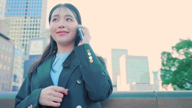 電話をする女性