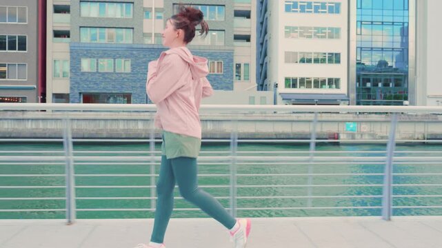 走る女性