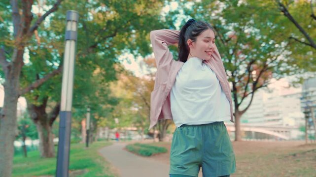 ストレッチをする女性