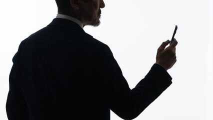 スマートフォンを見るビジネスマン