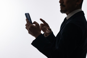 スマートフォンを操作するビジネスマン