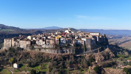 Obraz premium Il borgo di Orte in provincia di Viterbo, Lazio, Italia. Vista aerea di Orte, arroccato sulla collina vicino all'autostrada Roma-Firenze.