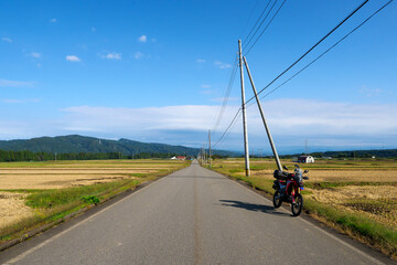 新潟県津南町、段丘上の広域農道の直線路をツーリング