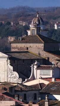Il borgo di Orte in provincia di Viterbo, Lazio, Italia.
Vista aerea di Orte, arroccato sulla collina vicino all'autostrada Roma-Firenze.