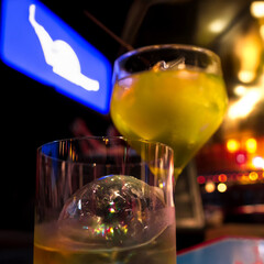 ウイスキーロックとカクテル（生成AI）
