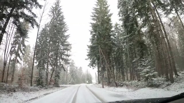 Autofahrt auf verschneiter Stra&szlig;e. Auto Fahren im Winter 
