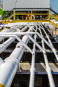 Compressor facility moves gas in pipeline