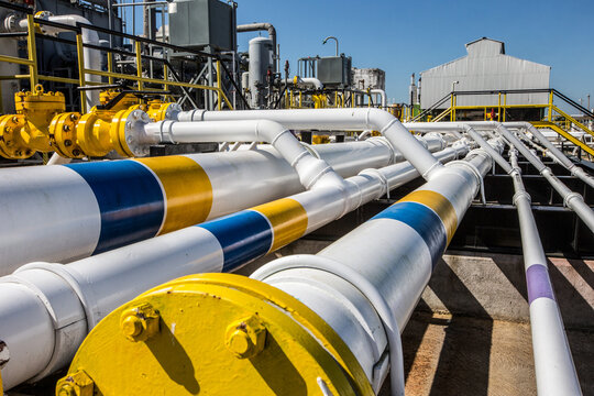 Compressor facility moves gas in pipeline