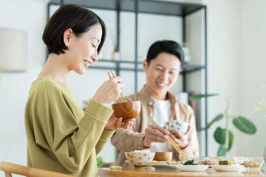 ダイニングで食事をするミドルの夫婦