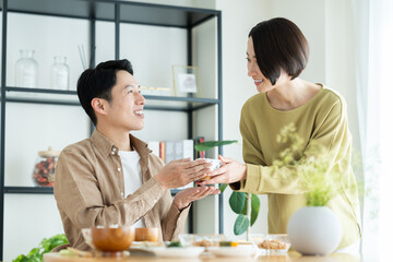 ダイニングで食事をするミドルの夫婦