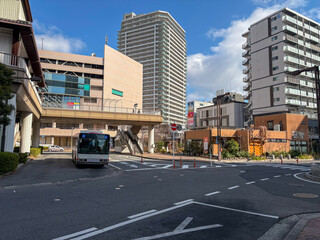 滋賀県のJR草津駅の都会的な駅前の風景