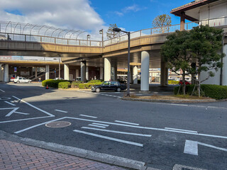 滋賀県のJR草津駅の都会的な駅前の風景