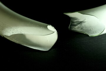 割れた蛍光灯のアップ