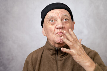 portrait sur le vif homme ^&acirc;ge en pleine discussion sur fond gris