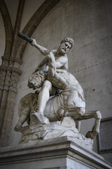 Obraz premium Ercole che combatte con Nesso del Giambologna nella loggia dei Lanzi in piazza della Signoria