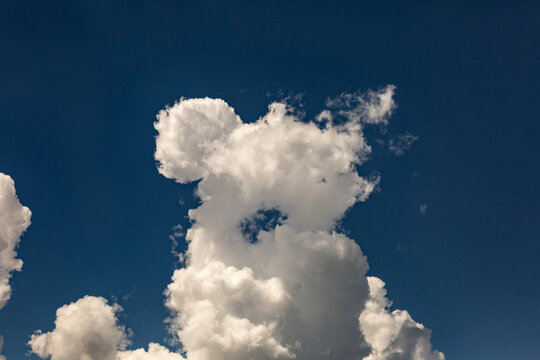 Gros nuage blanc cotonneux sur fond de ciel bleu profond