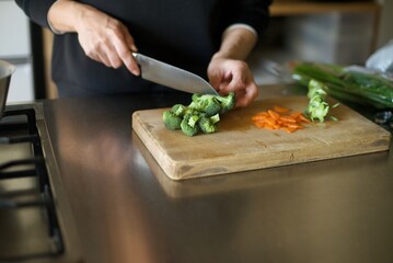 ブロッコリーの株を切り分けているところ