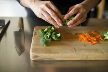 ブロッコリーの株を切り分けているところ