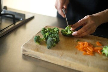 ブロッコリーの株を切り分けているところ