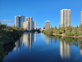 Obraz premium river overlooking skyscrapers