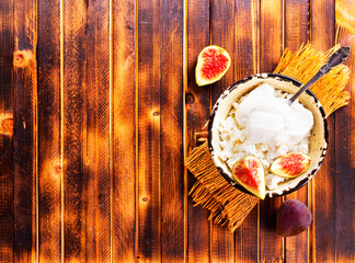 Cream and ricotta cheese figs mousse in bowl