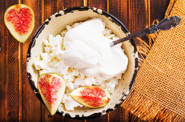 Cream and ricotta cheese figs mousse in bowl