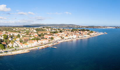 Fototapeta premium Panorama de Bouzigues dans le département de l'Hérault en région Occitanie au mois de janvier 2026. 