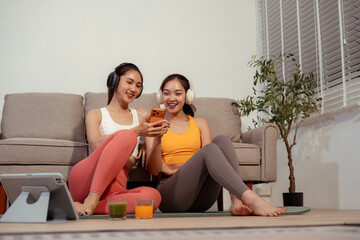 Obraz premium fitness ,workout, home exercise ,lifestyle and healthy concept.Woman in exercise gear.