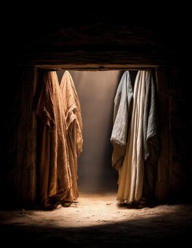 Dos figuras envueltas en t&uacute;nicas se alzan a ambos lados de una entrada de madera, iluminadas por una luz dorada.