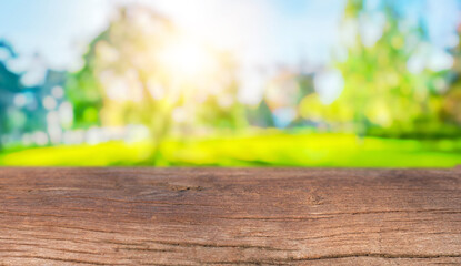 Obraz premium Wooden table and natural blurred background