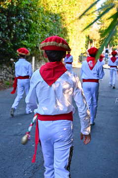 D&eacute;fil&eacute; de jeunes danseurs dans la rue au pays basque