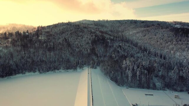 Zima w g&oacute;rach, Beskid Śląski z lotu ptaka. Zapora na Wiśle