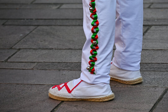 Les chaussons de danse et le pantalon brod&eacute; d'un danseur makilari, au pays basque