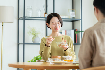朝食に納豆を食べるミドルの女性
