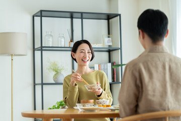 朝食に納豆を食べるミドルの女性