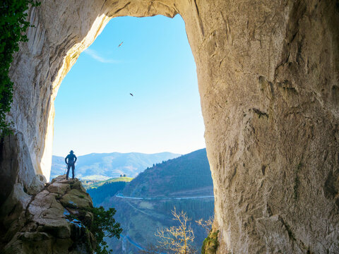 Spain, Basque Country, Euskadi, Ojo de Aitzulo, senior men enjoying view