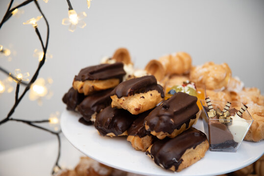 Talerz słodkich wypiek&oacute;w na talerzu, na tle białej ściany