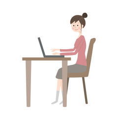 自宅でパソコンを使う女性