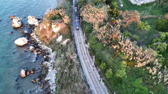 ferrovia treno riva al mare puglia italia 