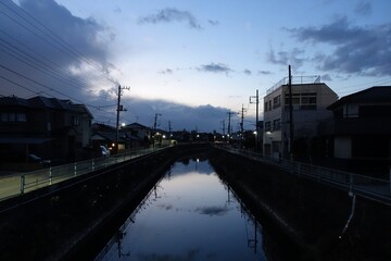 夕暮れ時の川　真間川　市川市の風景