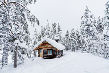 Landschaft im Winter mit Blockh&uuml;tte und Wald in &Auml;k&auml;slompolo, Finnland